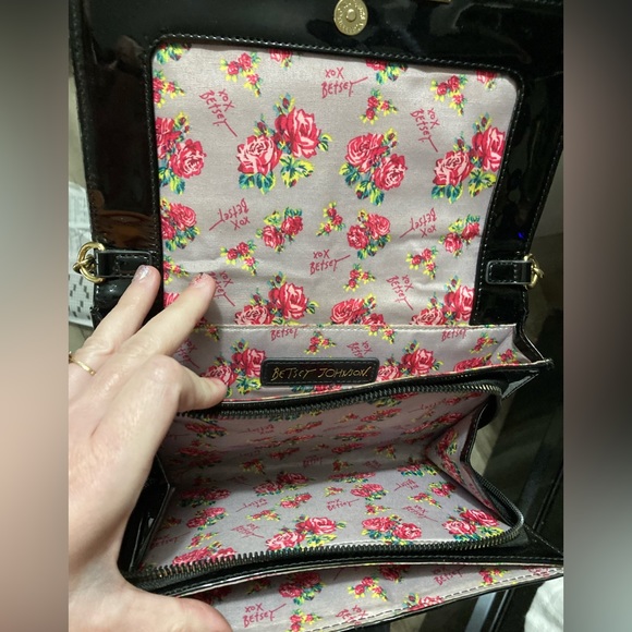 Stunning Betsy Johnson heart purse! - Picture 3 of 4